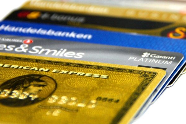 Cartão de crédito: saiba como gerenciar gastos em mais de um cartão