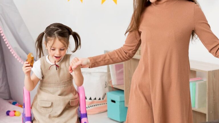 Mulher brincando com garota no slide